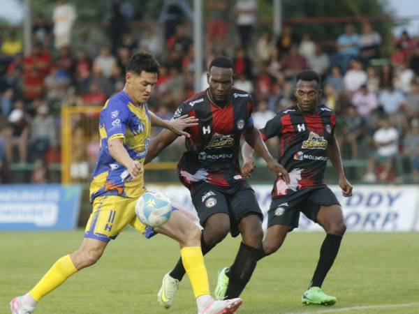 Jugadores del Choloma y UPNFM disputando el balón.