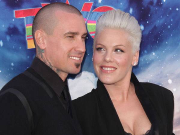 “Si no lo oyes de mí, no creas lo que dicen”. Con esa frase, Pink desmintió los rumores de divorcio que circularon esta semana sobre su matrimonio con Carey Hart. La noticia se propagó con rapidez en redes sociales, donde seguidores se preguntaban si una de las parejas más longevas del espectáculo realmente había puesto fin a su relación.