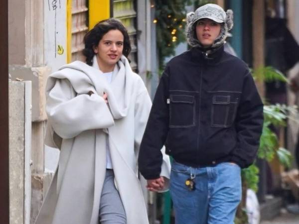 La cantante Rosalía, una de las estrellas más relevantes del pop global, ha sido vista en público con Loli Bahía, una joven modelo francesa de 23 años que ha logrado destacar en la industria de la moda internacional.