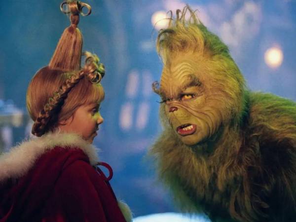 Cindy Lou Who y el Grinch (Jim Carrey) durante una escena de la película.