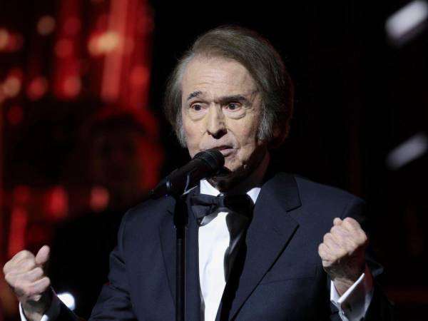 La industria musical latina regaló este miércoles a Raphael su gran noche con un recital que rindió homenaje a un espectacular legado de más de 60 años.