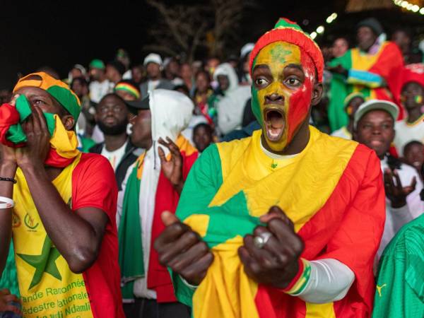La afición de Senegal celebró con euforia en su momento el título .