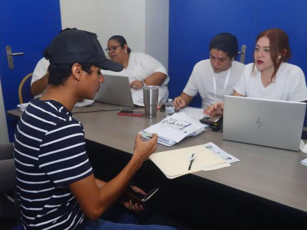 Estudiantes de distintos departamentos acudieron a la Unah-Cortés para formalizar los contratos que les permitirán recibir el estipendio mensual de L4,000.