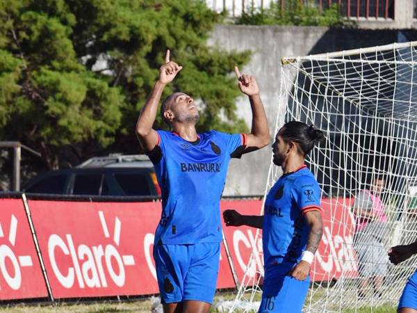 Eddie Hernández anotó el gol del empate del Municipal 2-2 contra Achuapa en el inicio de la liga de Guatemala.