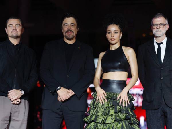 Leonardo Dicaprio, Benicio del Toro, Chase Infiniti, y el cineasta Paul Thomas Anderson participan en la alfombra roja de la película 'Una batalla tras otra' en septiembre, en Ciudad de México (México).