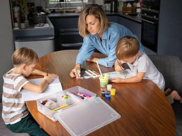 Aunque se haga con buena fe, sobreproteger a los hijos les infantiliza y frena su desarrollo en aspectos como la gestión de emociones desagradables, la creatividad o la resolución de problemas”, sostiene el psicólogo Enric Soler, para quien el aprendizaje por ensayo y error es imprescindible”.