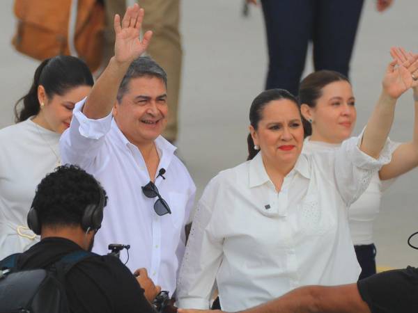 El expresidente hondureño Juan Orlando Hernández (2014-2022) saluda este domingo, a su llegada al Aeropuerto de Palmerola en Comayagua.