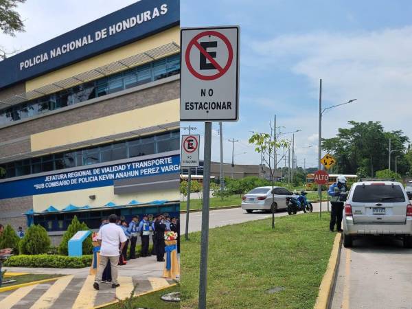 Agentes de la DNVT realizan operativos diarios en los bulevares de San Pedro Sula para sancionar a conductores que estacionan sus vehículos en lugares prohibidos.