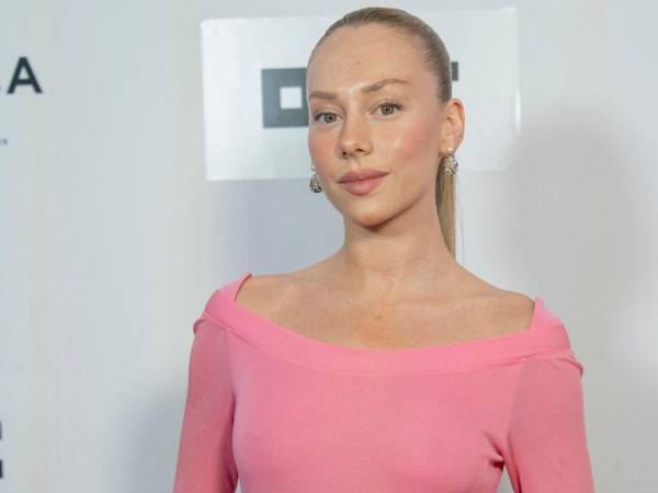 La actriz española Ester Expósito debutó en el Festival de Tribeca, en Nueva York, con el thriller psicológico Dante, un nuevo paso en una trayectoria de cine y televisión que ya supera una década y en la que aspira a asumir un papel más activo en la creación de sus propios proyectos, según declaró a EFE.