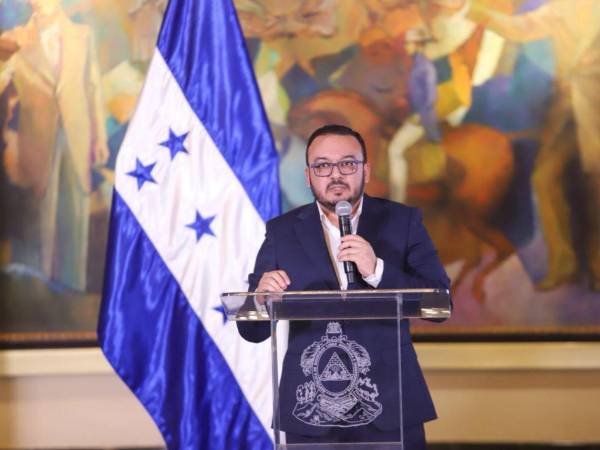 El gobierno de Nasry Asfura realizó un nuevo movimiento en su gabinete al separar de su cargo a José Augusto Argueta, quien hasta este miércoles se desempeñaba como ministro de Comunicaciones y Estrategia.