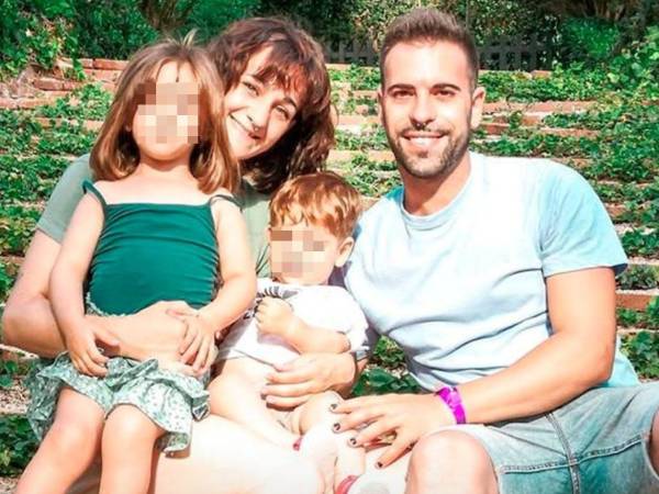 Ana Parra, de 34 años, y Daniel Parra, de 30, son hermanos por parte de padre y viven como pareja en España. La historia comenzó en 2006, cuando se conocieron a través de Facebook, y la relación dio lugar al nacimiento de dos hijos, hoy de 5 y 3 años.
