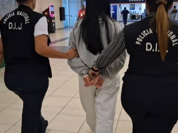 Sospechosa de triple homicidio es detenida tras ser deportada a Panamá.