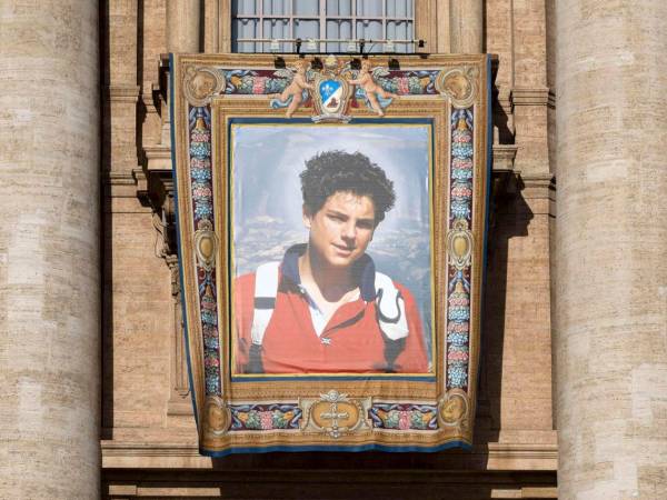 El retrato de Carlo Acutis en la Plaza de San Pedro para la canonización de Carlo Acutis y Piergiorgio Frassati, en el Vaticano, el 7 de septiembre de 2025.