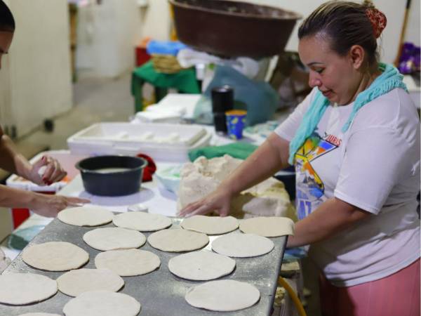 Rubi Saavadrea, quien tiene más de treinta años de vender tortillas en el Mercado Guamilito de San Pedro Sula, dice que 2026 ha sido un año muy dificil por el encarecimiento del gas.