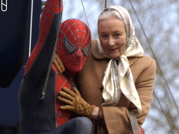 Rosemary Harris, la actriz británica que conquistó a varias generaciones como la entrañable tía May en la trilogía de Spider-Man dirigida por Sam Raimi, celebró el pasado 19 de septiembre sus 99 años, manteniendo vigente una trayectoria que abarca más de siete décadas entre el teatro, el cine y la televisión.