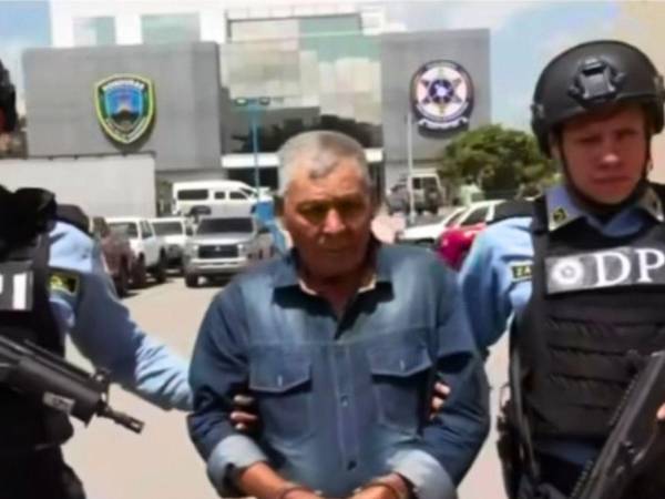 Un hombre de 76 años fue detenido por agentes de la DPI tras ser señalado de agredir con un machete a dos mujeres, entre ellas su esposa y su hija.