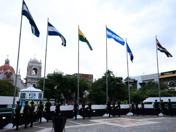 En San Pedro Sula, la incineración de la Bandera Nacional marca este lunes el inicio de las actividades patrias en Honduras.