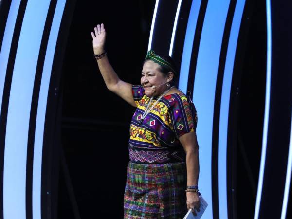 La líder indígena y Nobel de la Paz (1992), Rigoberta Menchú, habla durante el evento México Siglo XXI de la fundación Telmex este viernes, en el Auditorio Nacional de la Ciudad de México.