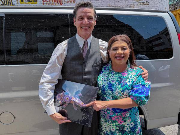 Fotografía cedida por el Gobierno de la Ciudad de México, que muestra a la jefa de Gobierno, Clara Brugadaposando junto al actor chileno Pedro Pascal, en Ciudad de México.