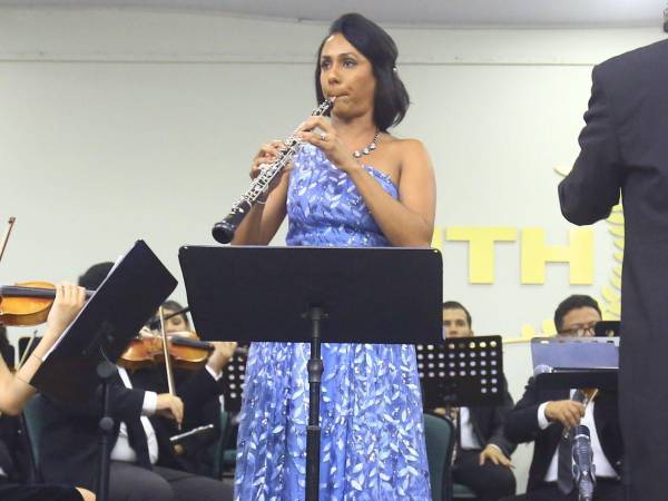 La artista internacional, Nermis Mieses, se presentó en San Pedro Sula para deleitar con las melodías del oboe.