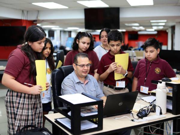 Visita de los estudiantes de New Horizon School a diario La Prensa