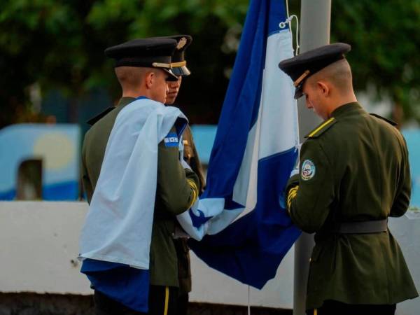 Como muestra de respeto y amor a la patria, alumnos del Instituto Liceo Militar de Honduras participaron en el acto cívico que dio inicio a las fiestas patrias.