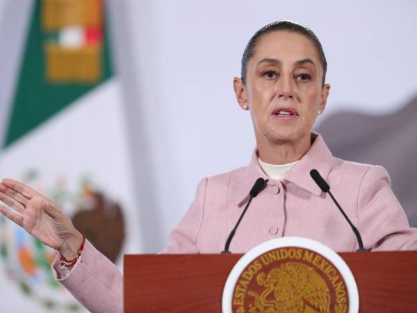 La presidenta de México, Claudia Sheinbaum, habla durante una rueda de prensa este lunes en el Palacio Nacional en Ciudad de México (México).