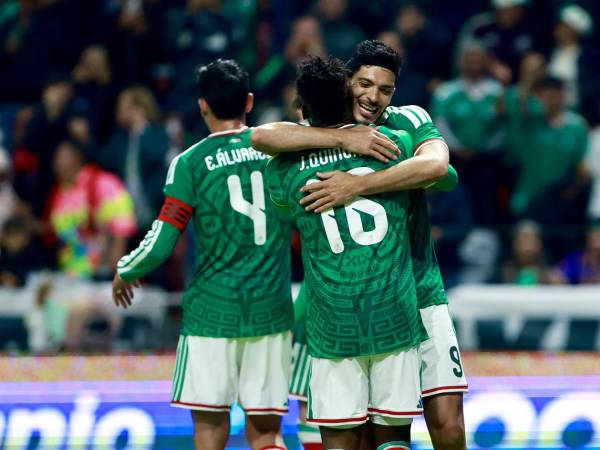 Raúl Jiménez celebrando su gol en la remontada de México contra Serbia.
