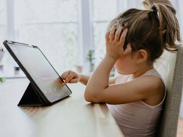 Las niñas y niños que pasan dos o más horas al día frente a las pantallas presentan un mayor riesgo relativo de cumplir los criterios de cribado de un posible TDAH.