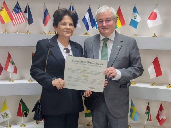 Daphne Pérez Rittenhouse, nueva cónsul honoraria de Francia en San Pedro Sula, junto a Cédric Prieto, embajador de Francia en Honduras.
