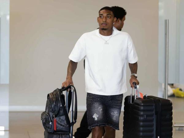 Rosales en su llegada al aeropuerto.