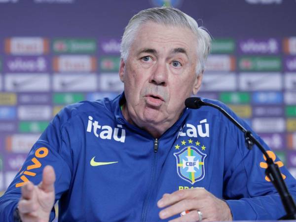 Ancelotti hablando en conferencia de prensa.