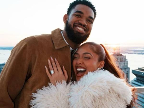 Karl-Anthony Towns posa junto a Jordyn Woods el día que le dio el anillo de compromiso.
