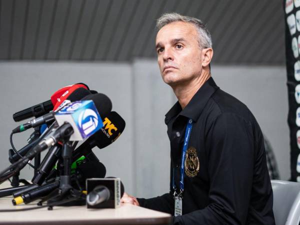 Lavallén dando declaraciones luego de la final ante el Olimpia por el torneo Apertura 2025 de Liga Nacional.