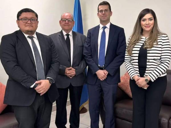 El representante del Fondo Monetario Internacional (FMI) Fabiano Rodrigues Bastos, se reunió con los representantes de Conatel, Fernando Anduray y Grace Sierra, entre otros.