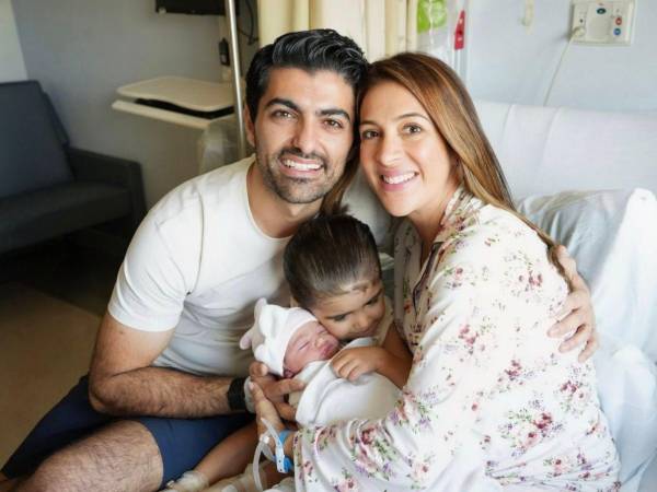 Maity Interiano posa feliz con su esposo Anuar Zidan e hijas, Nour y Camille.