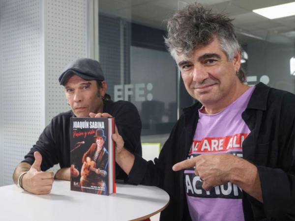 Kike Babas y Kike Turrón (los Kikes), autores del cómic 'Joaquín Sabina. Pasión y Vida'.