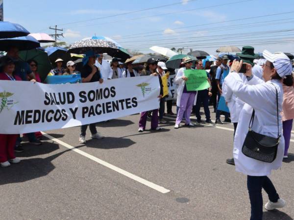 Los médicos presionaron con protestas en varios puntos del país. También mantuvieron asambleas informativas en reclamo a pagos de salarios atrasados y el reintegro de compañeros despedidos, a su juicio, sin justificación.