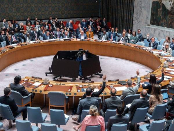 Los miembros del Consejo de Seguridad de las Naciones Unidas (CSNU) votan a favor de un proyecto de resolución presentado por Baréin en nombre de los Estados miembros del Consejo de Cooperación del Golfo (CCG) sobre la actual crisis en Oriente Medio en la sede de la ONU en Nueva York.