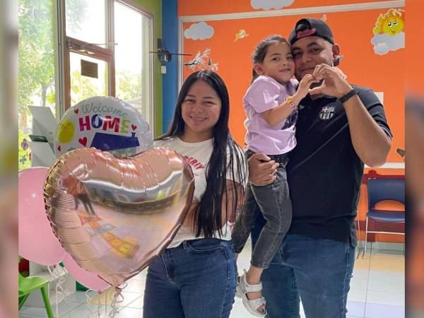 Mía Isabella y sus padres celebran el encendido de su implante coclear.