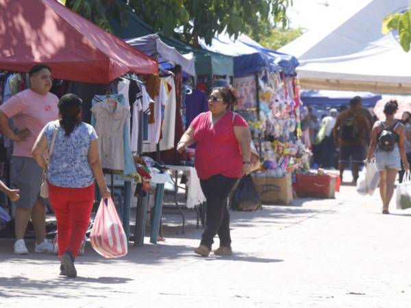 Limeños realizan compras en el parque de la ciudad.