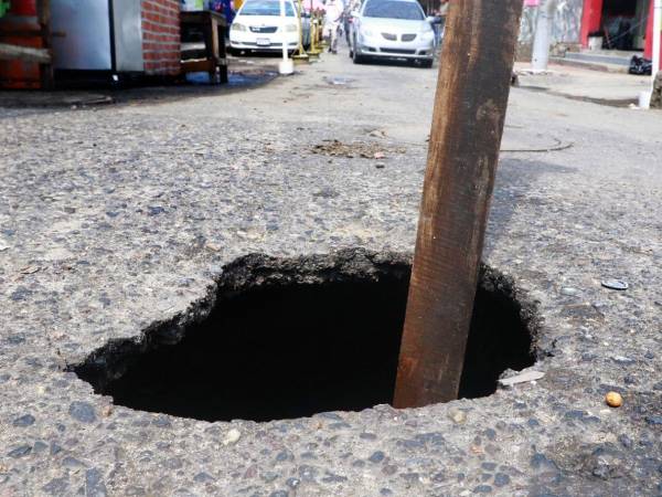 El socavón permanece abierto y hasta el momento, las autoridades responsables no han realizado trabajos de reparación en el lugar.
