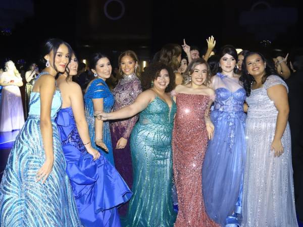 Las estudiantes de la promoción 2025 de la Seran School lucieron elegantes y con toques brillantes en su fiesta de graduación.