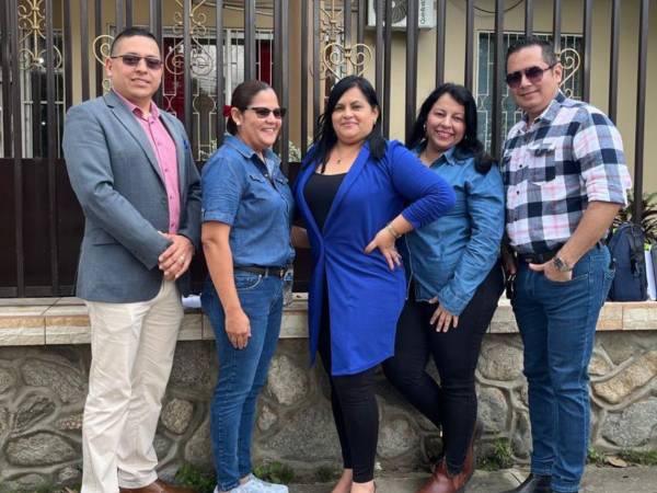 Al centro la licenciada Suyapa Enamorado junto a su equipo que la acompañará en su administración.