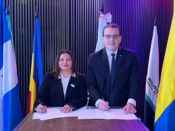 Abogados, Karen Guandique y Kelvin Aguirre durante su nombramiento como asesores en Democracia y Procesos Electorales en Aglojoven.