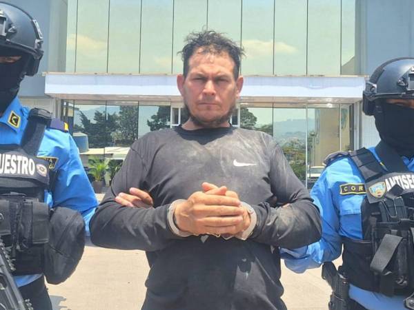 Momentos de la detención de Carlos Roberto Cruz Velásquez, de 49 años, residente en la colonia La Travesía de Tegucigalpa.