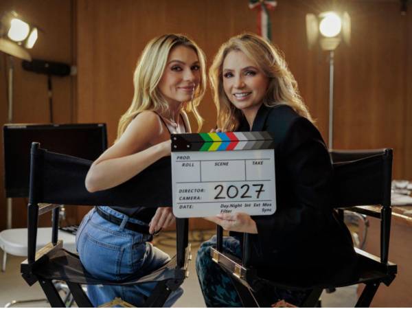 Fotografía cedida por Netflix donde se observa a la exprimera dama mexicana Angélica Rivera quien anunció en sus redes sociales que arrancó la producción junto a su hija, la actriz Sofía Castro, de una serie autobiográfica que llegará en 2027 a la plataforma de Netflix.