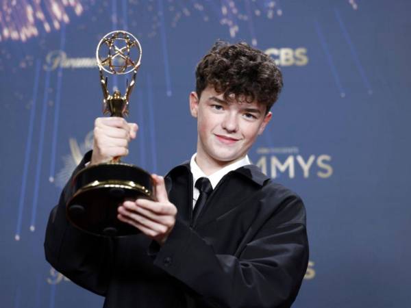 Owen Cooper posa orgulloso con su estatuilla.