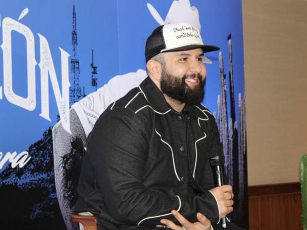 El cantautor mexicano Carín León habla durante una entrevista con EFE ayer, en Miami Florida (EE.UU.).