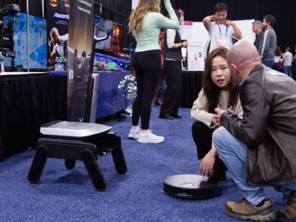 Personas participan en la Feria de Electrónica de Consumo (CES) el 4 de enero de 2026, en Las Vegas (Estados Unidos).